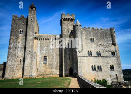 Medieval architecture of impressive Chateau de Beynac castle, built on the cliffs high above Dordogne river in Beynac-et-Cazenac Stock Photo