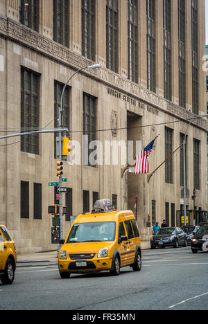 Taxi outside USPS Morgan General Mail Facility, 341 9th Avenue, New York, NY 10199, USA Stock Photo