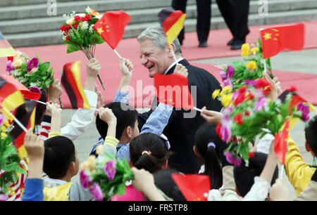 Beijing, China. 21st Mar, 2016. Chinese school children wave flags and flowers during a rehearsal before a welcome ceremony for German President Joachim Gauck at the Great Hall of the People in Beijing, China, 21 March 2016. The German President is on a five-day state visit to China. Photo: Wolfgang Kumm/dpa/Alamy Live News Stock Photo