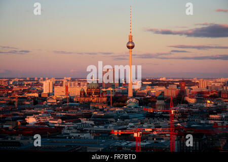 Luftbild: Blick vom Kolhoff-Gebaeude Richtung Berlin-Mitte ua. mit Fernsehturm, Berliner Dom, Berlin-Tiergarten. Stock Photo