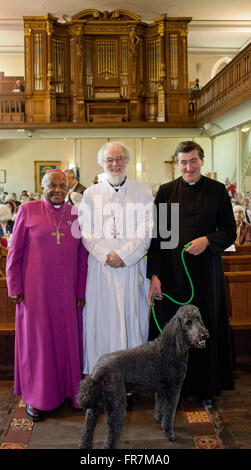 Archbishop Tutu,  Archbishop of Canterbury  Dr Rowan Williams, St Mary's Church, Hay-on-Wye, Fr Richard Williams, black dog Stock Photo