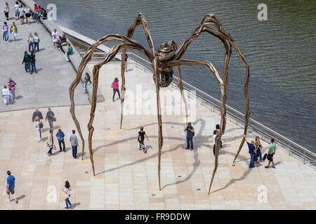 Spider sculpture, created by Louise Bourgeois in 1999, between the Guggenheim museum and the Nervion river, Bilbao, Spain. Stock Photo