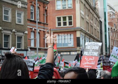 October 17th 2015. London, England. Female protester holds a 'v for victory' pose as she joins in with the rally. ©Marc Ward/Alamy Stock Photo