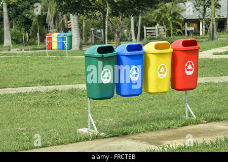 Lixeiras para recicláveis na Praça do Bambu Stock Photo
