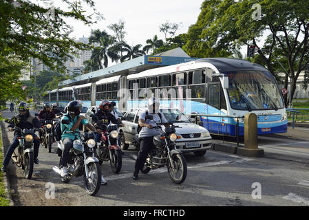 Motocicletas e transporte coletivo conhecido como metrobus na Estação Lago das Rosas Stock Photo