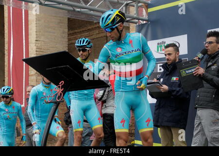 Castelraimondo,Italie,14/03/2016 Vicente Nibali au départ de la  6eme etape Castelraimondo - Cepagatti de Tirreno - Adriattico Stock Photo
