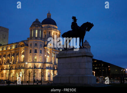 Liverpool city centre - Edward VII statue with Cunard and Port of Liverpool Buildings on Liverpool's waterfront at night, Liverpool, UK Stock Photo