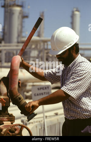 The world's largest oil refinery, oil storage tank farm and chief crude oil export terminal operated by Saudi Aramco at Ras Tanura, Saudi Arabia Stock Photo