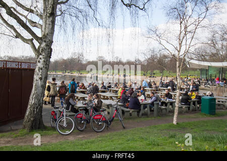 London, UK. 22nd March 2016. People enjoy the spring weather in London Hyde Park on a mild day in the capital Credit:  amer ghazzal/Alamy Live News Stock Photo