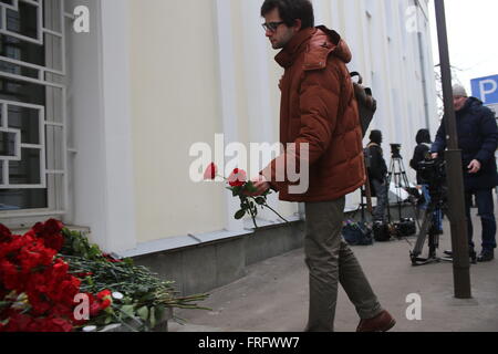 (160323) -- MOSCOW, March 23, 2016 (Xinhua) -- People bring flowers to Belgian embassy in memory of victims of terrorist attack in Brussels, in Moscow, Russia, March 22, 2016. (Xinhua/Evgeny Sinitsyn) (wyl) Stock Photo