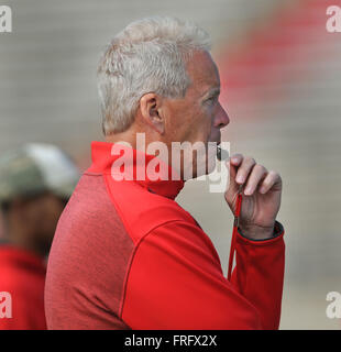 Albuquerque, NM, USA. 22nd Mar, 2016. UNM head coach Bob Davie during spring football practice. Tuesday, Mar. 22, 2016. © Jim Thompson/Albuquerque Journal/ZUMA Wire/Alamy Live News Stock Photo