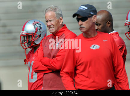 Albuquerque, NM, USA. 22nd Mar, 2016. UNM head coach Bob Davie during spring football practice. Tuesday, Mar. 22, 2016. © Jim Thompson/Albuquerque Journal/ZUMA Wire/Alamy Live News Stock Photo