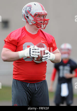 Albuquerque, NM, USA. 22nd Mar, 2016. UNM #62 Garrett Adcock gets ready to snap the ball during spring football practice. Tuesday, Mar. 22, 2016. © Jim Thompson/Albuquerque Journal/ZUMA Wire/Alamy Live News Stock Photo