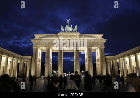 Berlin, Germany. 22nd Mar, 2016. Tourists at the Brandenburg Gate in Berlin, Germany, 22 March 2016. PHOTO: KAY NIETFELD/DPA/Alamy Live News Stock Photo