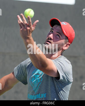 Albuquerque, NM, USA. 22nd Mar, 2016. UNM's Bart Van Leijsen makes the toss for the serve during practice Tuesday afternoon at the McKinnon Family Tennis Courts at the University of New Mexico. Tuesday, Mar. 22, 2016. © Jim Thompson/Albuquerque Journal/ZUMA Wire/Alamy Live News Stock Photo