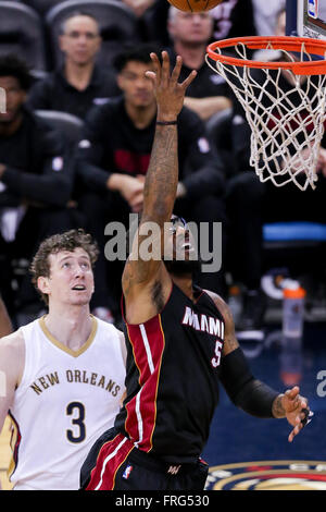 Miami Heat forward Amare Stoudemire (5) collides with Brooklyn Nets ...