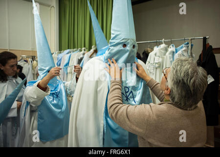 Santander, Spain. 22nd Mar, 2016. Nazarenes of the Brotherhood of the Immaculate are prepared inside the church for the procession of the encounter holy day Tuesday in Santander SANTANDER-SPAIN 22/03/2016 Credit:  JOAQUIN GOMEZ SASTRE/Alamy Live News Stock Photo
