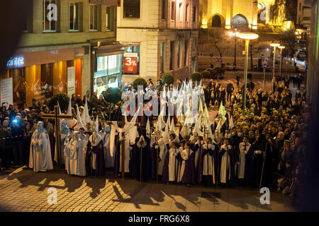 Santander, Spain. 22nd Mar, 2016. Nazarenes and public waiting for the footsteps of the Lord of Mercy and the Virgin of the bitterness in the procession of the Holy Tuesday called for the meeting together  Credit:  JOAQUIN GOMEZ SASTRE/Alamy Live News Stock Photo