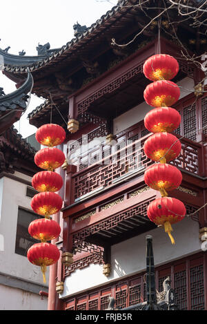 Red Chinese lanterns hanging from a traditional building in Shanghai, China Stock Photo