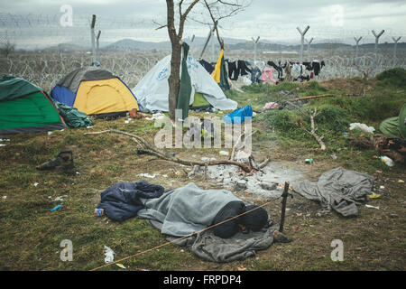 Idomeni refugee camp on Greek Macedonia border, Migrants sleep outside in front of the border fence, Idomeni, Central Macedonia Stock Photo