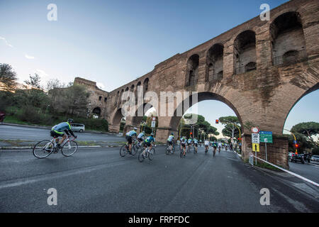 At Granfondo Campagnolo Roma cyclists pedaling immersed in the history and the magnificent scenery of the Colosseum and the Roman Forum. Stock Photo