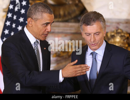 Buenos Aires, Argentina. 23rd Mar, 2016. Argentina's President Mauricio Macri (R) and U.S. President Barack Obama talks at the Casa Rosada presidential palace, in Buenos Aires, capital of Argentina, March 23, 2016. Obama arrived Wednesday in Argentina from Cuba for a two-day visit. Credit:  POOL/David Fernandez/Xinhua/Alamy Live News