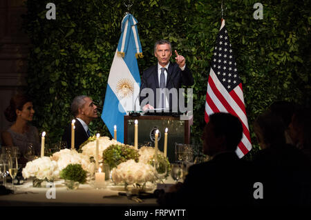 Buenos Aires, Argentina. 23rd Mar, 2016. Argentina's President Mauricio Macri (C) delivers a speech during the dinner in honor of U.S. President Barack Obama, at Kirchner Cultural Center, in Buenos Aires city, capital of Argentina, on March 23, 2016. Credit:  Martin Zabala/Xinhua/Alamy Live News Stock Photo