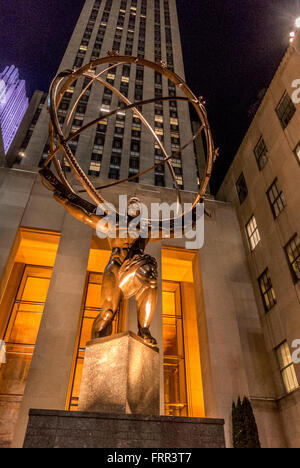 Sculpture outside Rockefeller Center, New York, USA. ATLAS (1937) Lee Lawrie and Rene Paul Chambellan Stock Photo