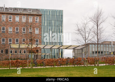 University of Aberdeen - Old Aberdeen Campus - The Meston Building with the striking Sir Duncan Rice Library behind Stock Photo