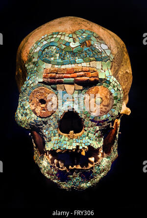 Face of the human skull inlaid with a mosaic of turquoise shell and pearl. The nose is missing as well as the right pupil. 1400-1520 Mixtecos Teotitlan del Camino Oaxaca (state), Mexico Mixtec artisan Central America American ( God Quetzalcoatl ) Stock Photo