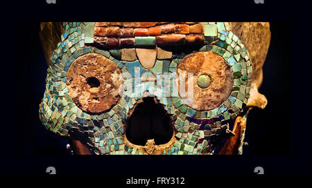 Face of the human skull inlaid with a mosaic of turquoise shell and pearl. The nose is missing as well as the right pupil. 1400-1520 Mixtecos Teotitlan del Camino Oaxaca (state), Mexico Mixtec artisan Central America American ( God Quetzalcoatl ) Stock Photo