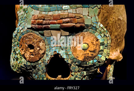 Face of the human skull inlaid with a mosaic of turquoise shell and pearl. The nose is missing as well as the right pupil. 1400-1520 Mixtecos Teotitlan del Camino Oaxaca (state), Mexico Mixtec artisan Central America American ( God Quetzalcoatl ) Stock Photo