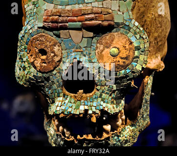 Face of the human skull inlaid with a mosaic of turquoise shell and pearl. The nose is missing as well as the right pupil. 1400-1520 Mixtecos Teotitlan del Camino Oaxaca (state), Mexico Mixtec artisan Central America American ( God Quetzalcoatl ) Stock Photo