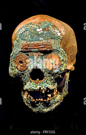 Face of the human skull inlaid with a mosaic of turquoise shell and pearl. The nose is missing as well as the right pupil. 1400-1520 Mixtecos Teotitlan del Camino Oaxaca (state), Mexico Mixtec artisan Central America American ( God Quetzalcoatl ) Stock Photo