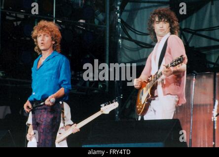 LED ZEPPELIN at Live Aid Concert at Veteran's stadium in Philadelphia 07-13-1985 Jimmy Page, Robert Plant Photo by Michael Brito Stock Photo