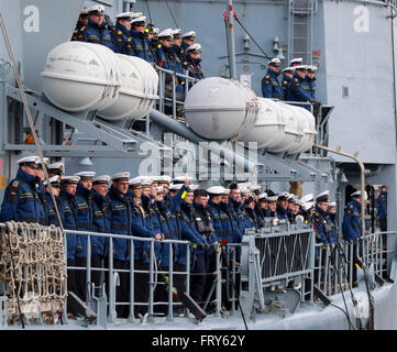 Wilhelmshaven, northern Germany, March 24, 2016: Crew members stand on deck as the frigate F213 'Augsburg' of the German Navy approaches the Navy port of Wilhelmshaven. The vessel returns from a mission in the Persian Gulf where it supported the French aircraft carrier 'Charles de Gaulle' in the Operation 'Counter Daesh MAR' against the IS in Syria and Iraq. -- Wilhelmshaven, Deutschland, 24. Credit:  Focke Strangmann/Alamy Live News Stock Photo