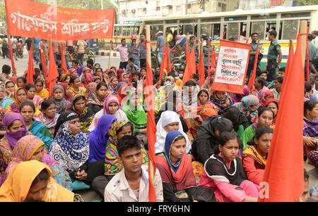 Dhaka, Bangladesh. 24th Mar, 2016. Bangladeshi garment workers attend a sit-in in front of the National Press Club in Dhaka, Bangladesh, on March 24, 2016. Bangladeshi garment workers staged a sit-in demanding a minimum monthly salary of 15,000 taka (about 200 U.S. dollars) on Thursday. Credit:  Shariful Islam/Xinhua/Alamy Live News Stock Photo