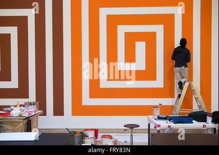 Munich, Germany. 24th Mar, 2016. A painter puts the finishing touches to the work '22nd Floor Wall Design' by Liam Gillick in the exhibition 'A history: Contemporary art from the Centre Pompidou' at the House of History in Munich, Germany, 24 March 2016. The museum is showcasing 160 works by more than 100 artists from the collection of Centre Pompidou in Paris, France, from 25 March to 04 September 2016. Photo: SVEN HOPPE/dpa/Alamy Live News Stock Photo