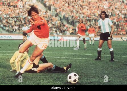 FILE PIC: A file picture dated 26 June 1974 shows Johan Cryuff (2-L), then captain of the Dutch national soccer team, on his way to scoring the 4-0 goal past Argentinean goalkeeper Daniel Carnevali (L) and defender Ramon Heredia (R) during the second final match between the Netherlands and Argentina at the 1974 FIFA World Cup, in Gelsenkirchen, Germany. Photo: ROLAND SCHEIDEMANN/dpa/Alamy Live News Stock Photo