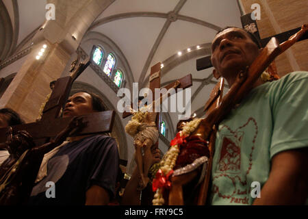 Manila, Philippines. 24th Mar, 2016. Filipino Catholics observe Holy Thursday through Stations of the Cross at a church in Manila. On Holy Thursday, Filipinos used to visit seven to fourteen churches to reflect and pray to a series of images depicting Jesus Christ on the day of his crucifixion, and attend the evening Mass of the Lord's Supper followed by public adoration of Blessed Sacrament. Credit:  Marlo Cueto/Pacific Press/Alamy Live News Stock Photo