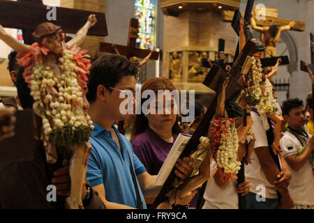 Manila, Philippines. 24th Mar, 2016. Filipino Catholics observe Holy Thursday through Stations of the Cross at a church in Manila. On Holy Thursday, Filipinos used to visit seven to fourteen churches to reflect and pray to a series of images depicting Jesus Christ on the day of his crucifixion, and attend the evening Mass of the Lord's Supper followed by public adoration of Blessed Sacrament. Credit:  Marlo Cueto/Pacific Press/Alamy Live News Stock Photo