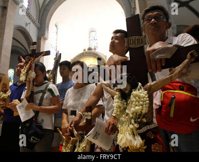 Manila, Philippines. 24th Mar, 2016. Filipino Catholics observe Holy Thursday through Stations of the Cross at a church in Manila. On Holy Thursday, Filipinos used to visit seven to fourteen churches to reflect and pray to a series of images depicting Jesus Christ on the day of his crucifixion, and attend the evening Mass of the Lord's Supper followed by public adoration of Blessed Sacrament. Credit:  Marlo Cueto/Pacific Press/Alamy Live News Stock Photo