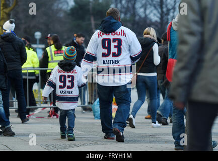 Munich, Germany. 24th Mar, 2016. Fans arrive to the DEL ice hockey title round quarter finals match between EHC Muenchen and Straubing Tigers in the Olympia Eishalle in Munich, Germany, 24 March 2016. The game ended 2-1. Photo: TOBIAS HASE/dpa/Alamy Live News Stock Photo