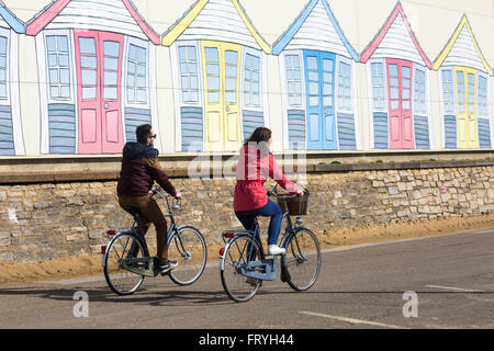 Bournemouth, Dorset, UK 25 March 2016. UK weather: glorious warm sunny day at Bournemouth beaches on Easter Good Friday, as visitors head to the seaside to make the most of the sunshine for the start of the long Easter Bank Holiday, especially as the weather forecast is less favourable for the rest of the time. Credit:  Carolyn Jenkins/Alamy Live News Stock Photo