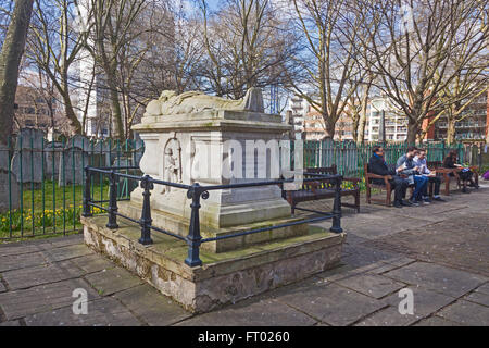 London, Islington  The tomb of John Bunyan in Bunhill Fields burial ground off City Road Stock Photo
