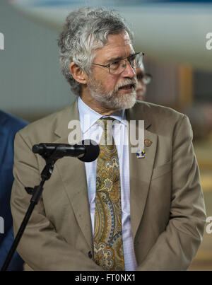 Dr. John Holdren, director of the White House Office of Science and Technology Policy, greets Expedition 46 Commander Scott Kelly at Ellington Field, Houston, Texas, after Kelly, along with Flight Engineers Mikhail Kornienko and Sergey Volkov of Roscosmos, returned to Earth in their Soyuz TMA-18M capsule after a record one-year mission aboard the International Space Station. Stock Photo