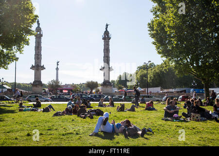 People enjoying a sunny Sunday afternoon in the park along the La Garonne river, Bordeaux, Gironde, Aquitane, France Stock Photo