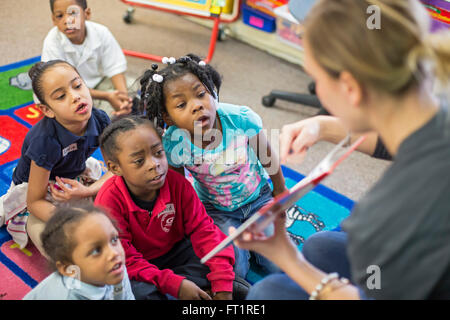 Pontiac, Michigan - Volunteers from Fiat Chrysler read to kindergarten children at Herrington Elementary School. Stock Photo