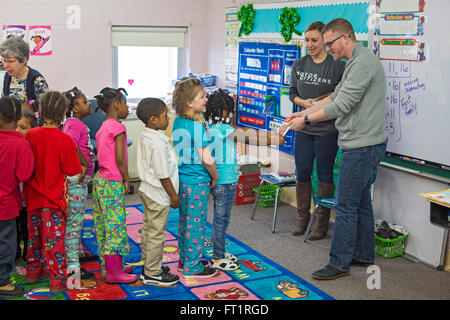 Pontiac, Michigan - Volunteers from Fiat Chrysler distribute books to kindergarten children at Herrington Elementary School. Stock Photo