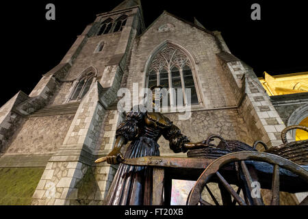 Molly Malone bronze statue in front of the Saint Andrew’s Cathedral on Suffolk Street, Dublin, Republic of Ireland, Europe Stock Photo